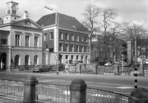 811029 Gezicht op de Wittevrouwenkade te Utrecht met op de voorgrond de Wittevrouwenbrug over de Stadsbuitengracht en ...